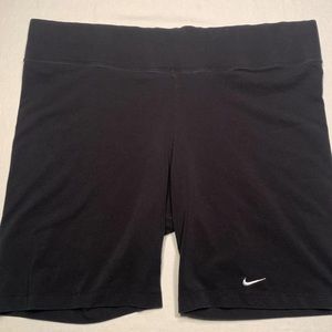 Women’s Nike Essential Mid-Rise Bike Shorts, Size 2x.